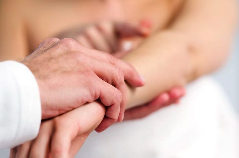 Dermatologue examinant un patient atteint de psoriasis